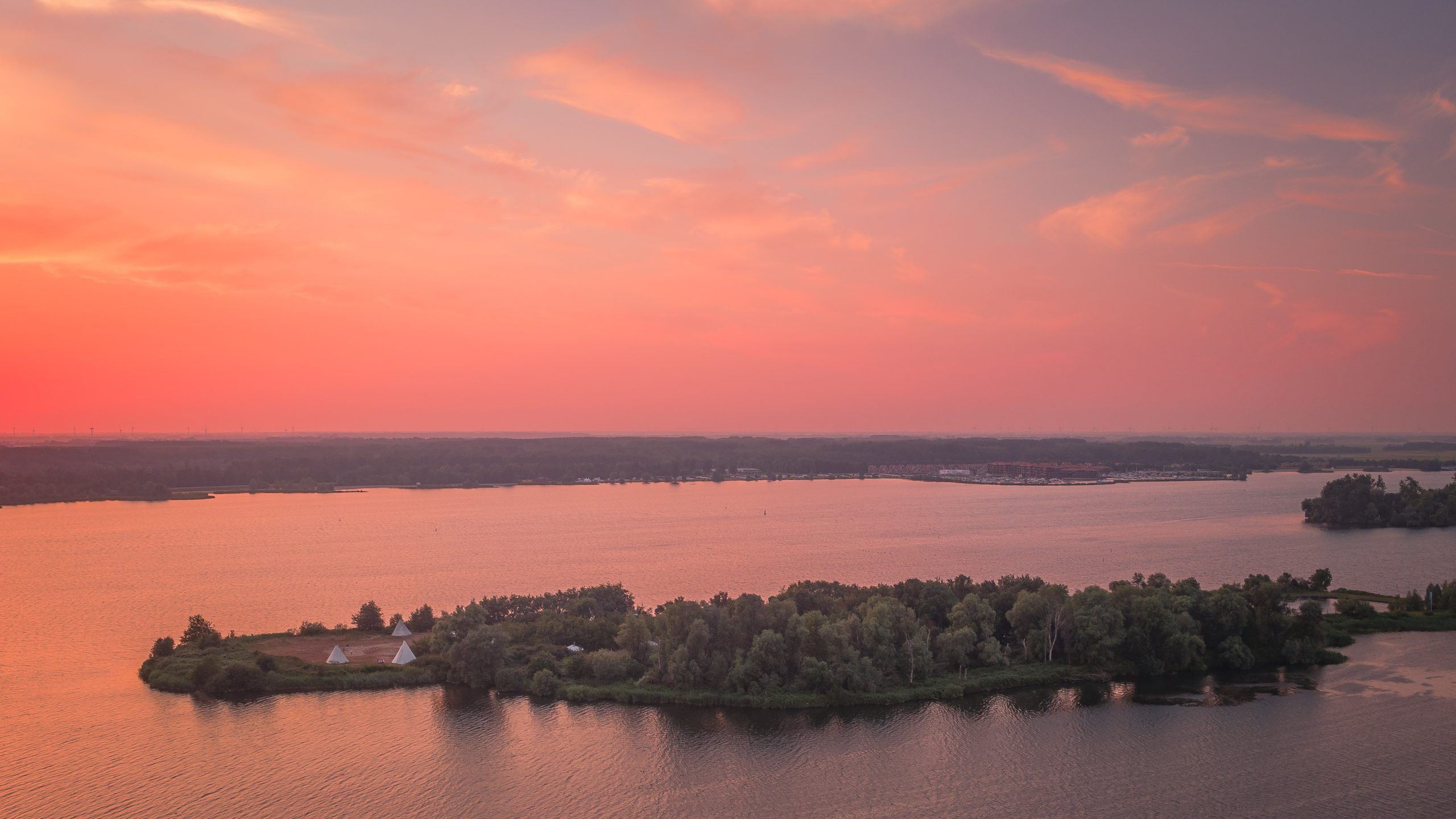 luchtfoto met zonsondergang van eiland de kluut - - onbewoond eiland vakantie Nederland