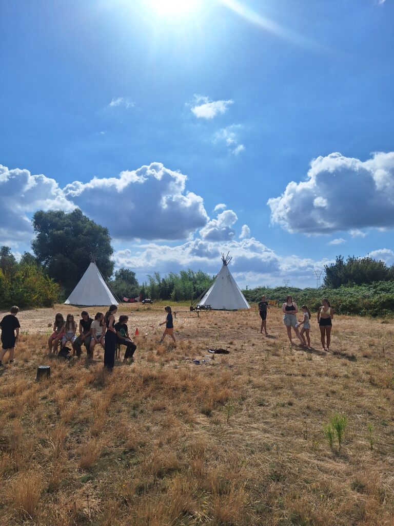 spelende kinderen bij tipi tent