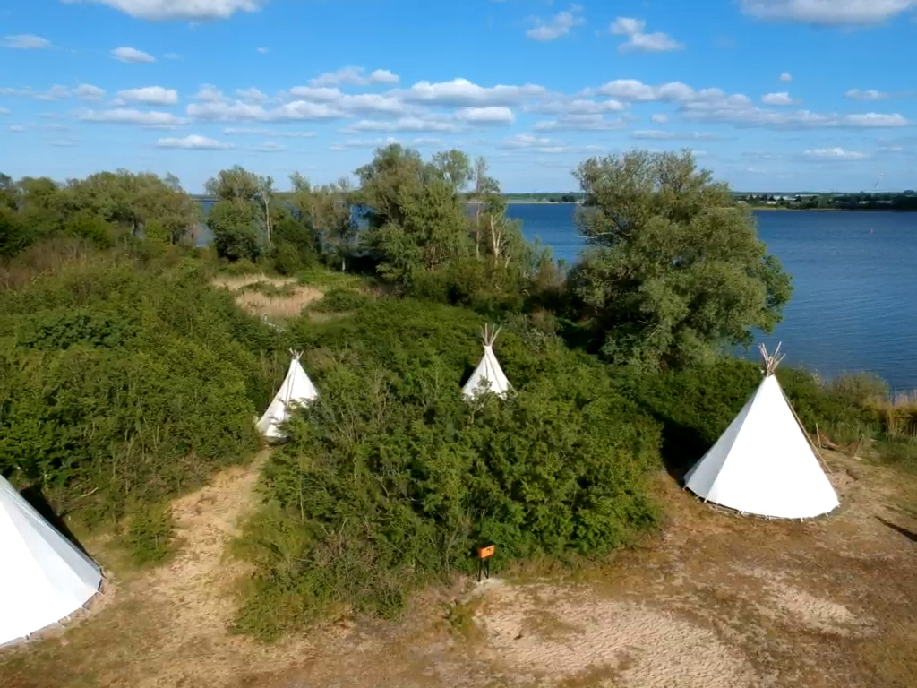 tipi tenten op eiland de kluut